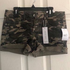 Mid rise Camo Jean shorts